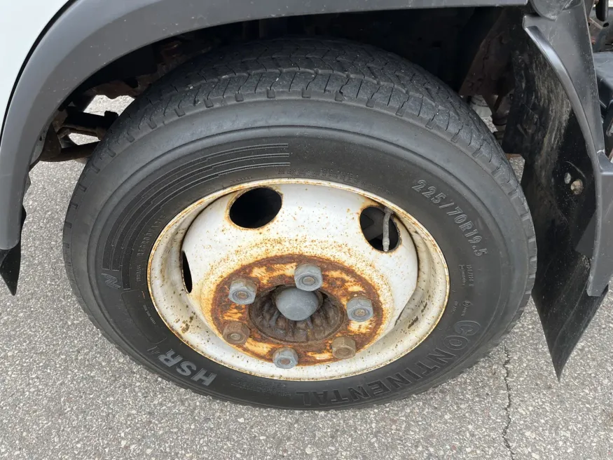 2015 Isuzu NPR | Photo 16 of 18