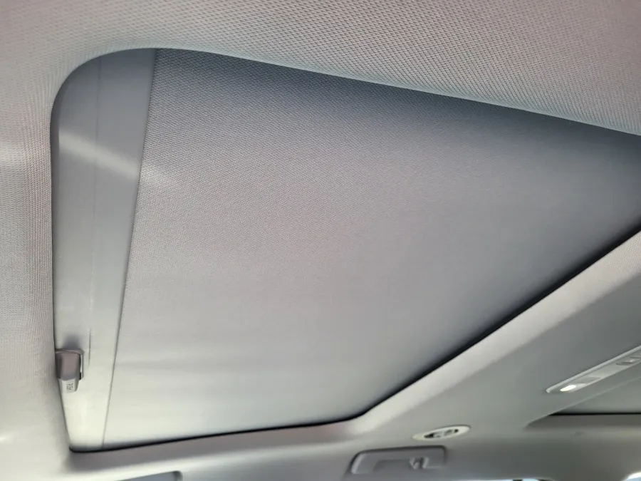 2023 GMC Acadia SLT | Photo 10 of 25