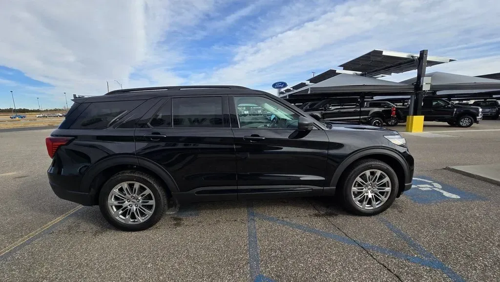 2026 Ford Explorer | Photo 4 of 32