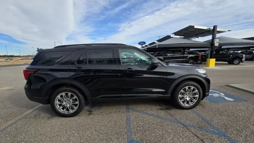 2026 Ford Explorer | Photo 4 of 32