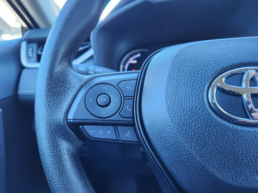 2025 Toyota RAV4 Hybrid XLE | Photo 24 of 30