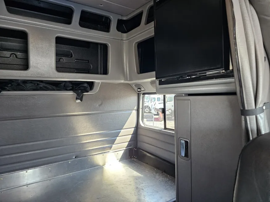 2022 Peterbilt 389 | Photo 13 of 23