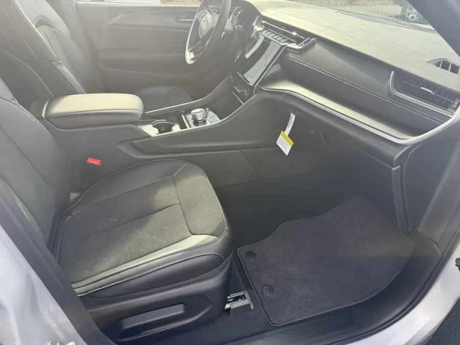 2025 Jeep Grand Cherokee Altitude X | Photo 10 of 16