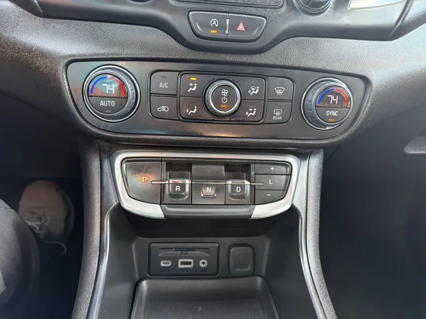 2024 GMC Terrain SLT | Photo 18 of 22