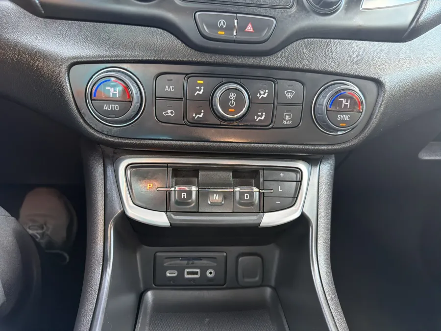 2024 GMC Terrain SLT | Photo 18 of 22