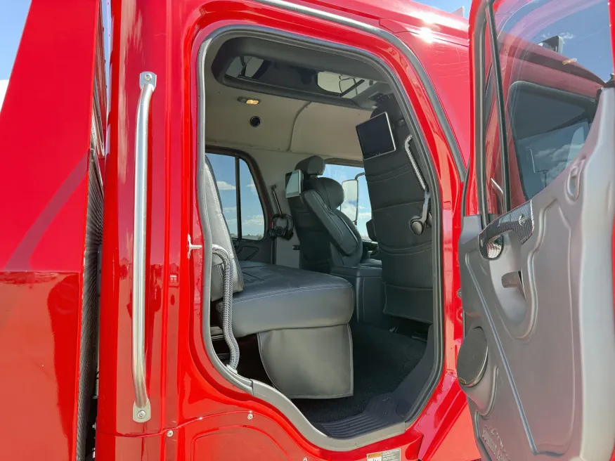 2023 Freightliner M2 106 Summit Hauler | Photo 19 of 24