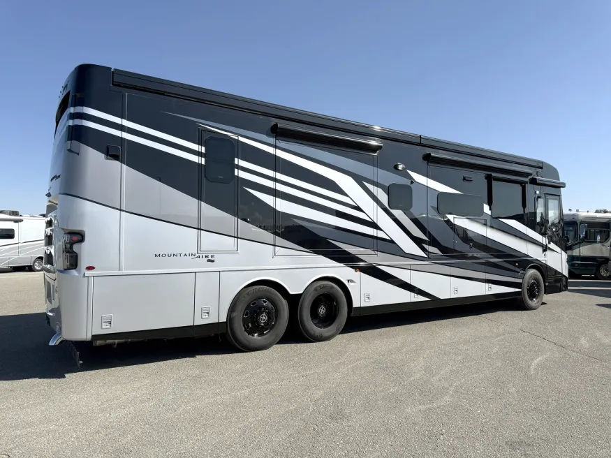 2026 Newmar Mountain Aire 4118 | Photo 20 of 31