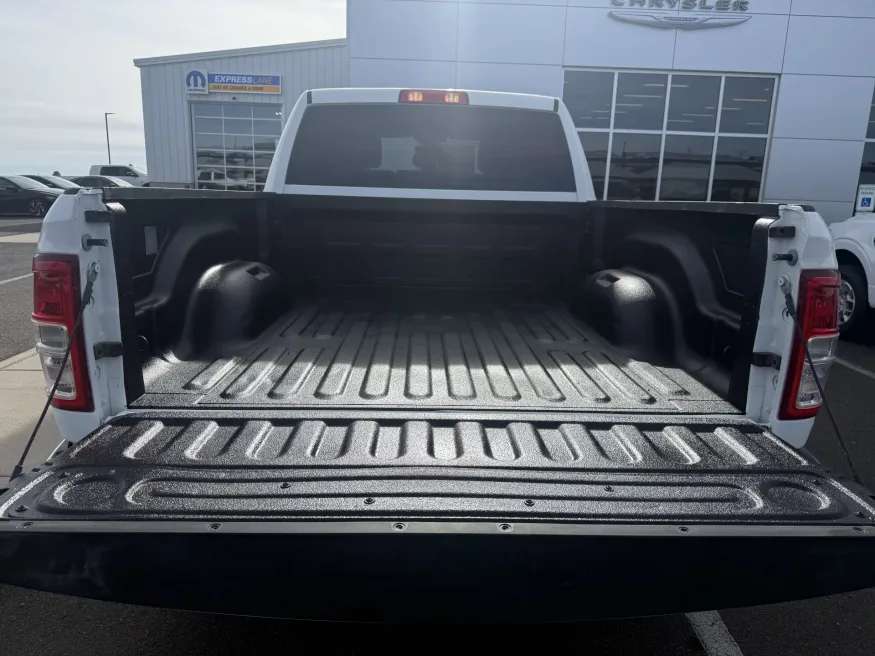 2024 RAM 2500 Big Horn | Photo 4 of 16