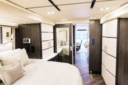 2027 Emerald Luxury Coaches Prevost H3-45 Quad Slide | Thumbnail Photo 16 of 33