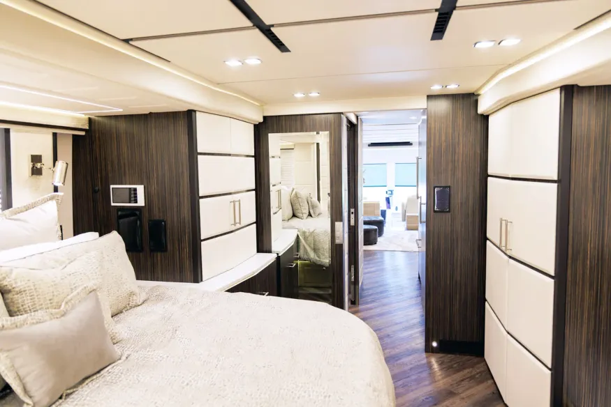 2027 Emerald Luxury Coaches Prevost H3-45 Quad Slide | Photo 16 of 33