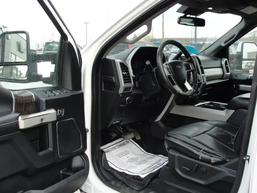 2020 Ford Super Duty F-350 Lariat | Photo 28 of 38