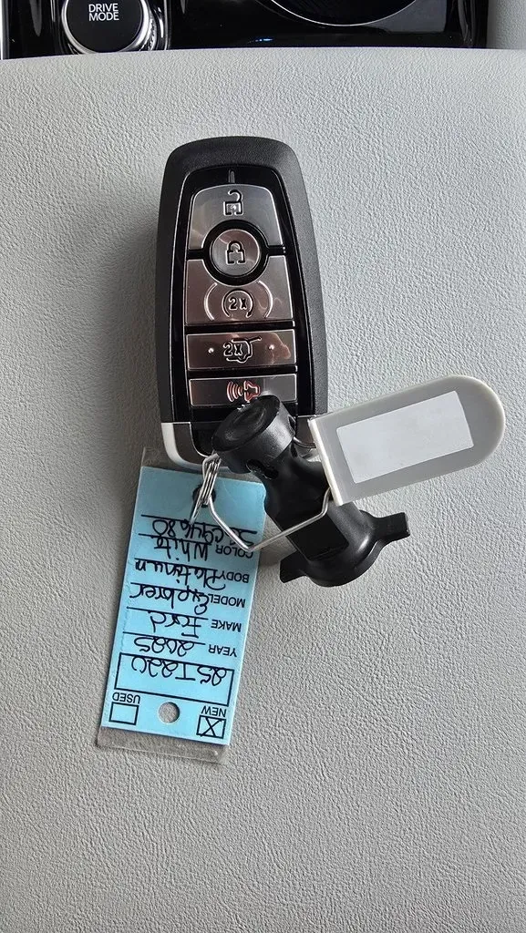 2025 Ford Explorer | Photo 27 of 35