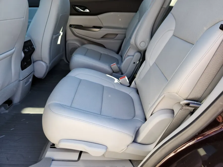 2021 GMC Acadia SLT | Photo 10 of 29