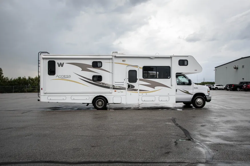 2014 Winnebago Access 31J | Photo 3 of 38