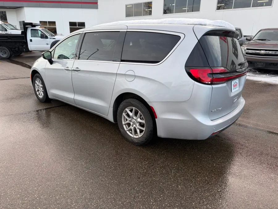 2024 Chrysler Pacifica Touring L | Photo 2 of 24