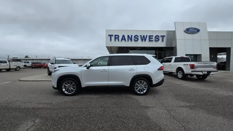 2024 Toyota Grand Highlander | Photo 1 of 33