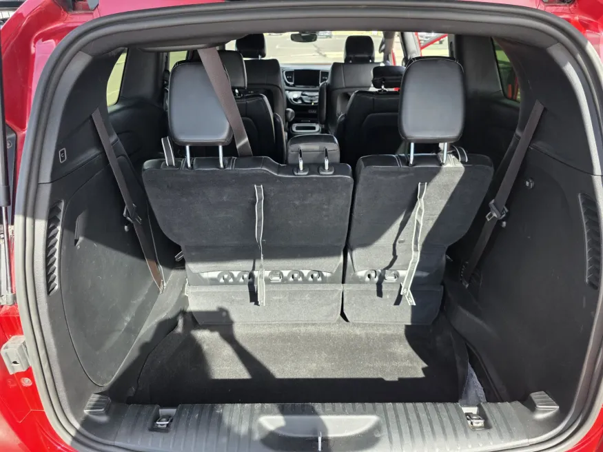 2025 Chrysler Pacifica Select | Photo 16 of 30