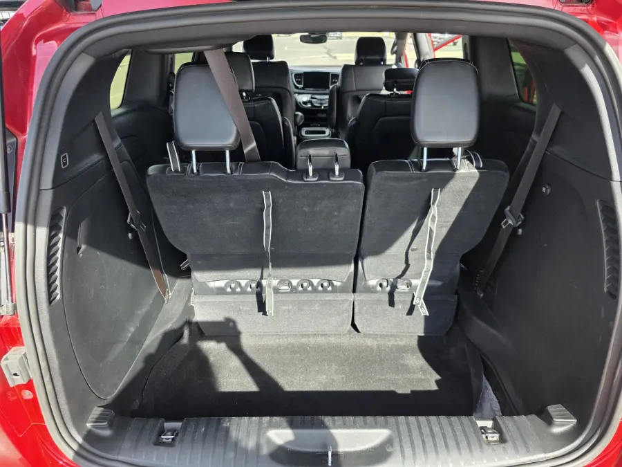2025 Chrysler Pacifica Select | Photo 16 of 30