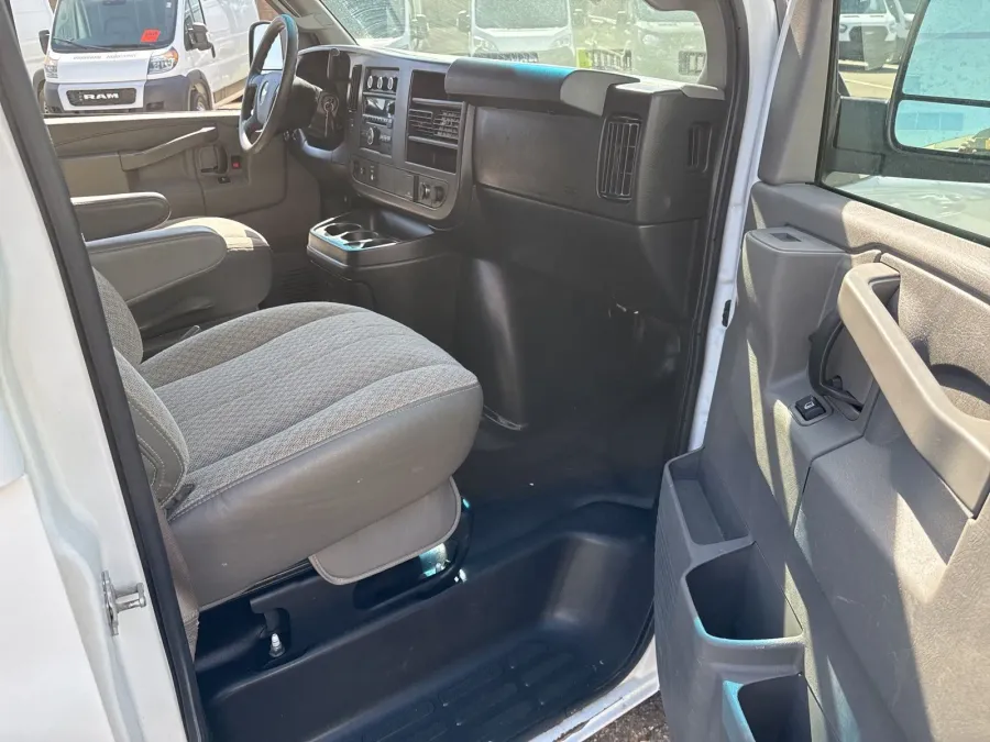 2017 Chevrolet Express 3500 | Photo 12 of 14