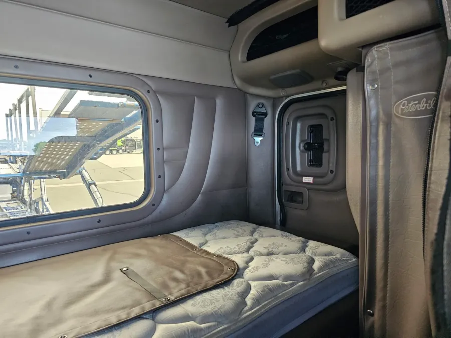 2019 Peterbilt 389 | Photo 13 of 24
