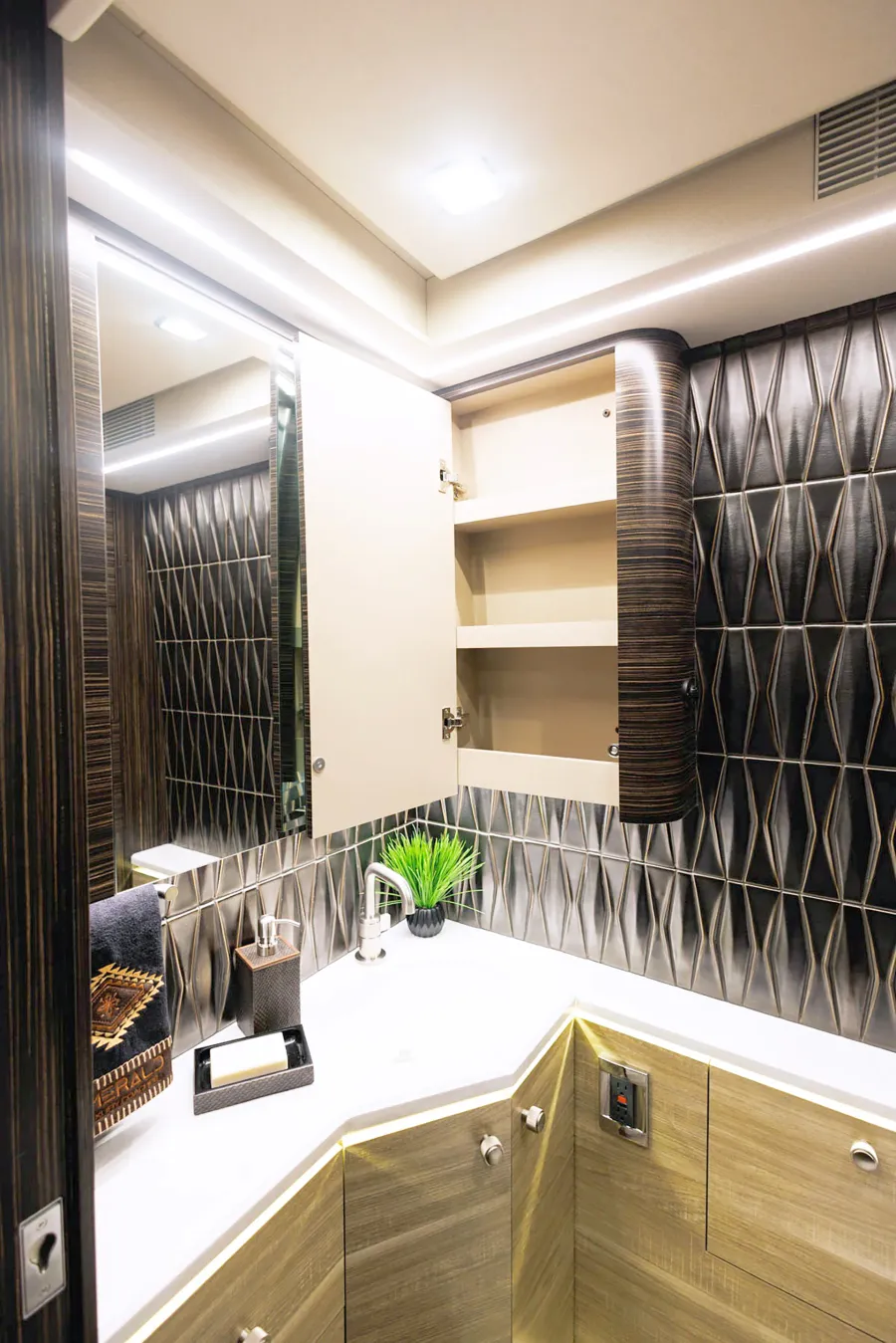 2027 Emerald Luxury Coaches Prevost H3-45 Quad Slide | Photo 12 of 33