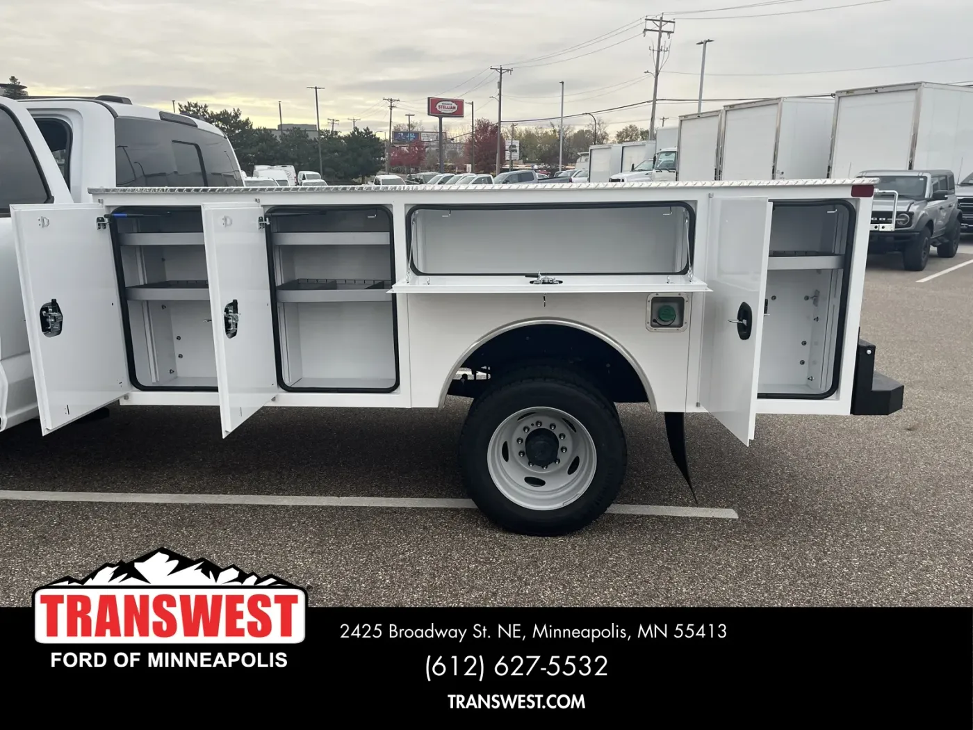 2025 Ford Super Duty F-550 | Photo 4 of 14