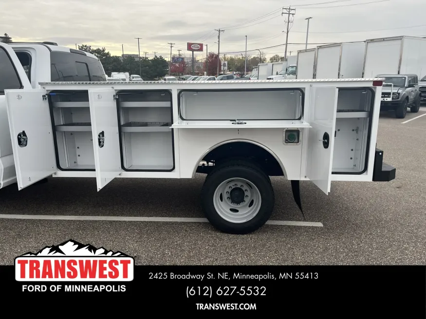 2025 Ford Super Duty F-550 | Photo 4 of 14