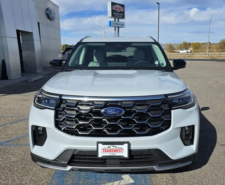 2025 Ford Explorer | Photo 2 of 35