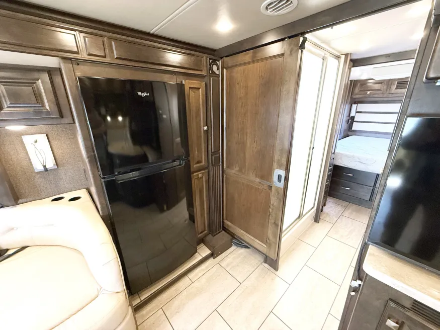 2017 Tiffin Allegro Breeze 32BR | Photo 11 of 27