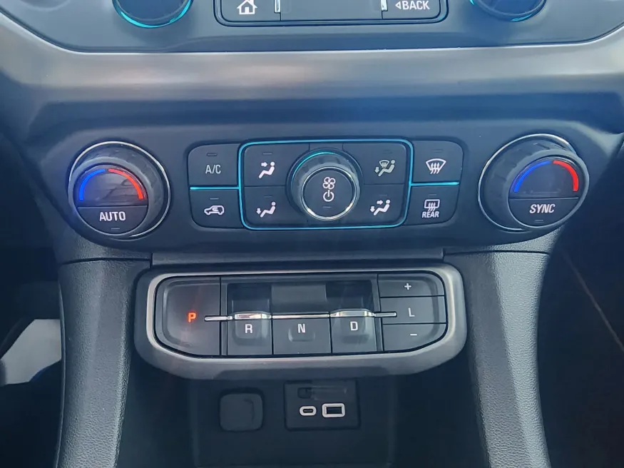 2023 GMC Acadia AT4 | Photo 23 of 29