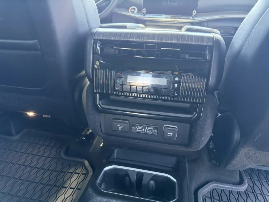 2024 Jeep Wagoneer Series II | Photo 12 of 22