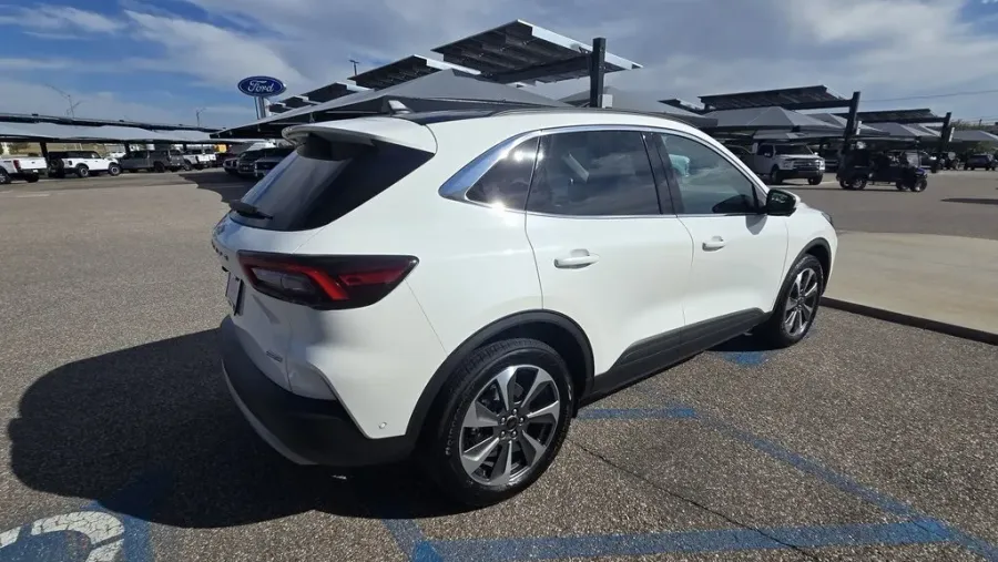 2023 Ford Escape | Photo 5 of 35