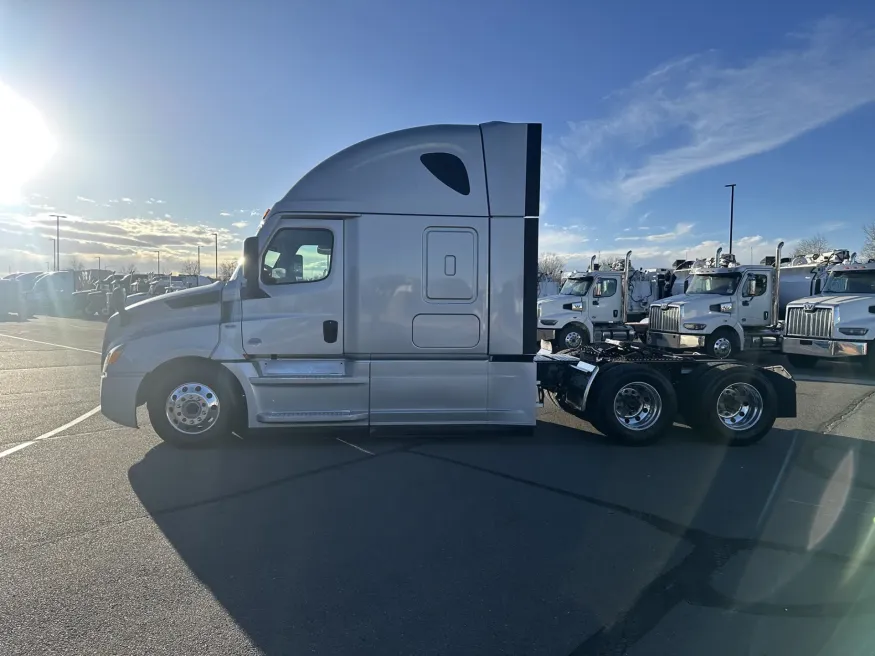 2023 Freightliner Cascadia | Photo 8 of 21