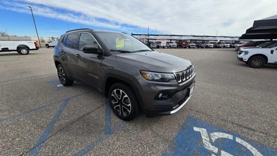 2024 Jeep Compass | Photo 3 of 29