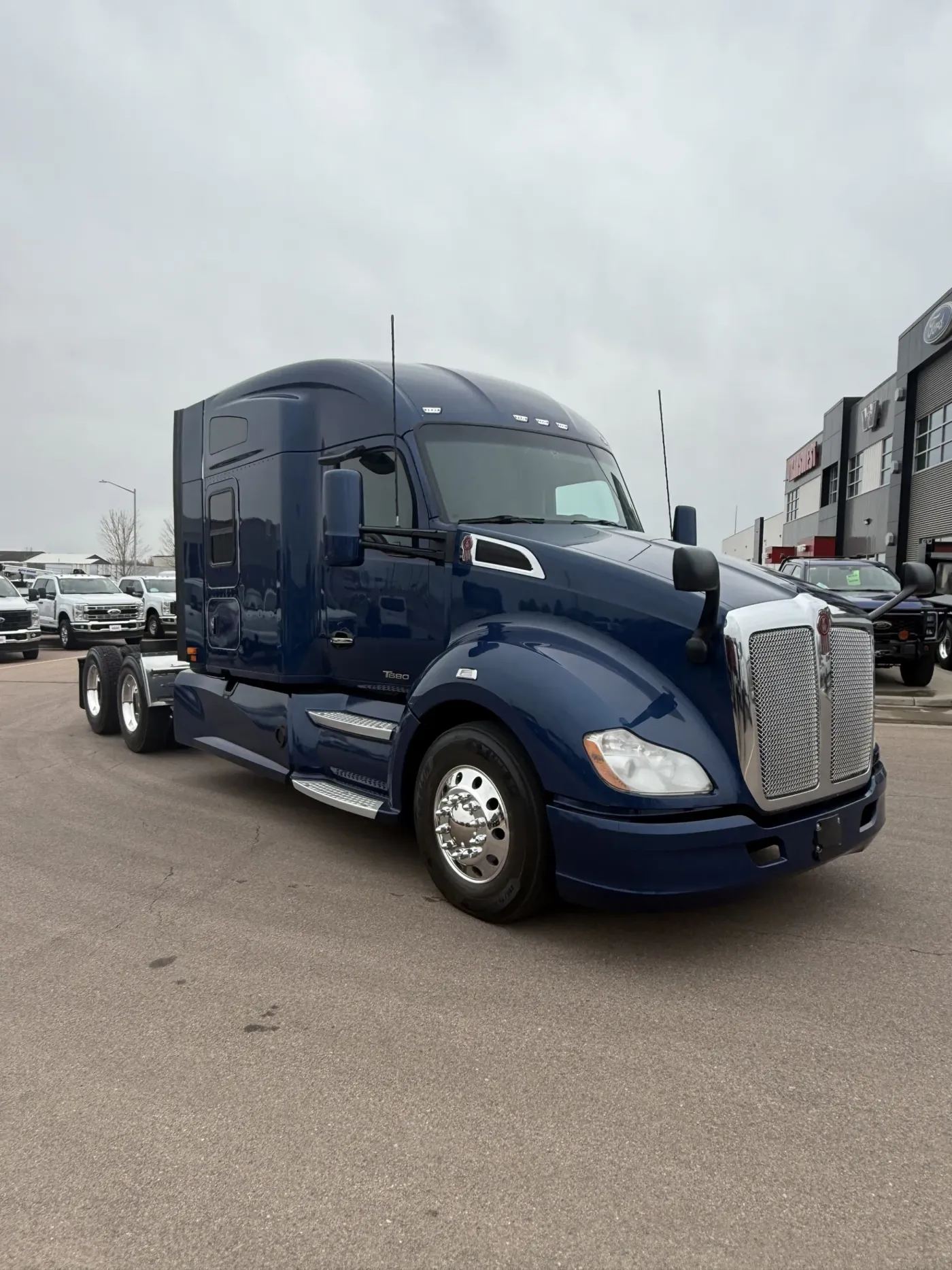 2022 Kenworth T680 | Photo 4 of 16