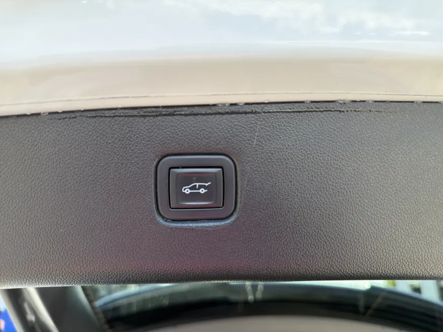 2020 Chevrolet Blazer LT | Photo 10 of 16