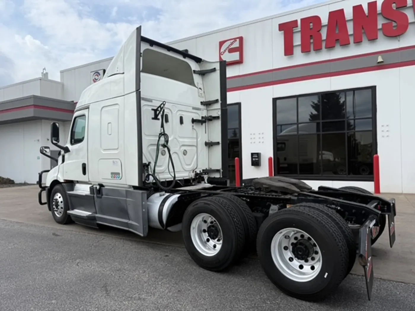 2019 Freightliner Cascadia | Photo 3 of 20