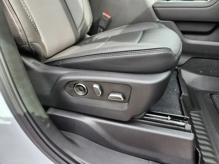 2026 GMC Sierra 3500HD Denali | Photo 18 of 31