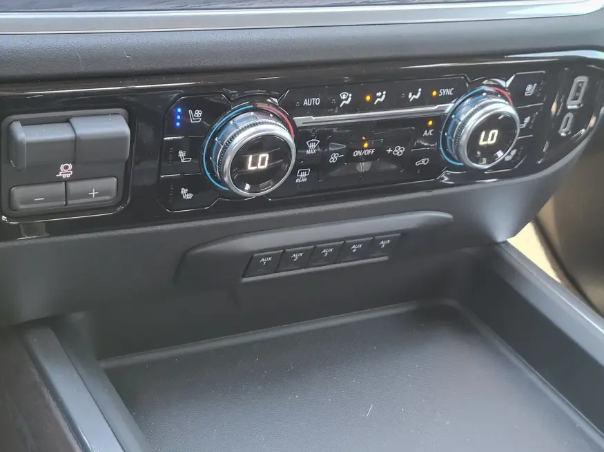 2026 GMC Sierra 3500HD SLT | Photo 16 of 24