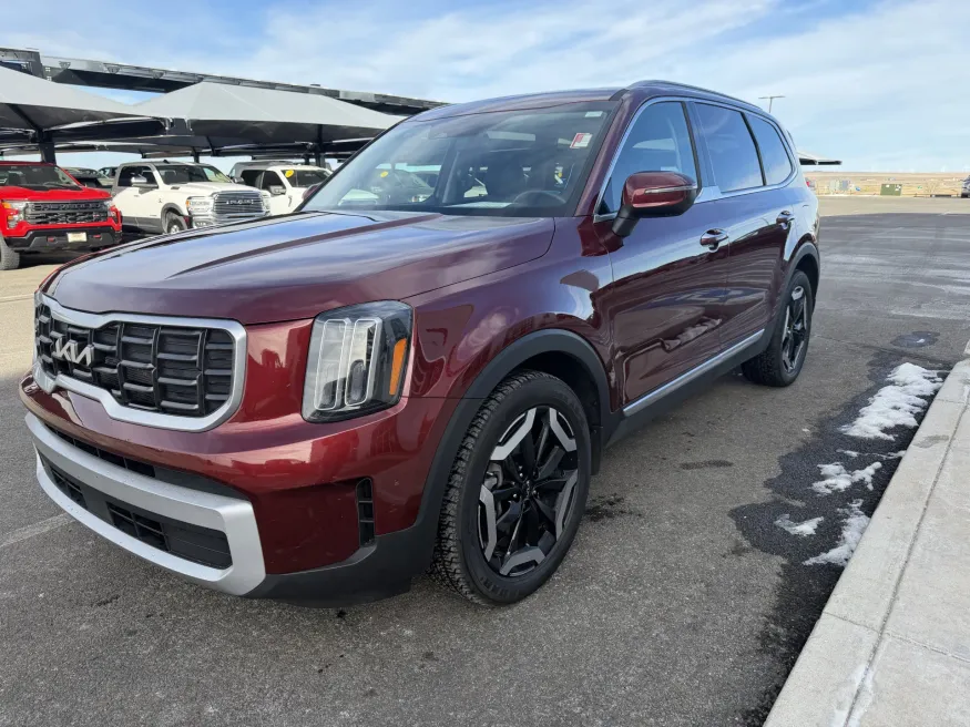 2024 Kia Telluride S | Photo 3 of 22