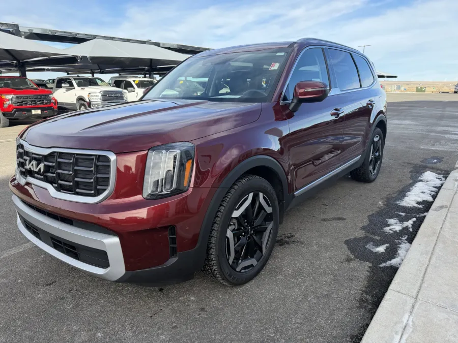2024 Kia Telluride S | Photo 3 of 22