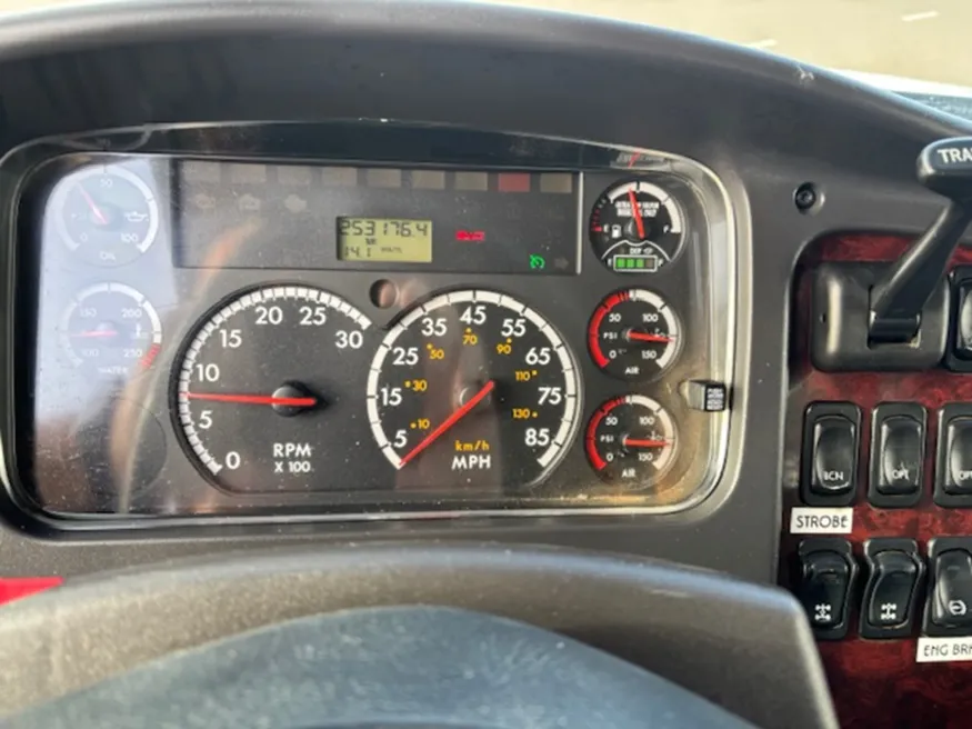 2013 Freightliner 108SD | Photo 6 of 13