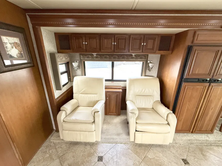 2010 Itasca Ellipse 42AD | Photo 10 of 29