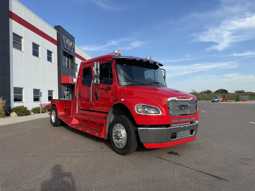 2023 Freightliner M2 106 Summit Hauler | Photo 4 of 19