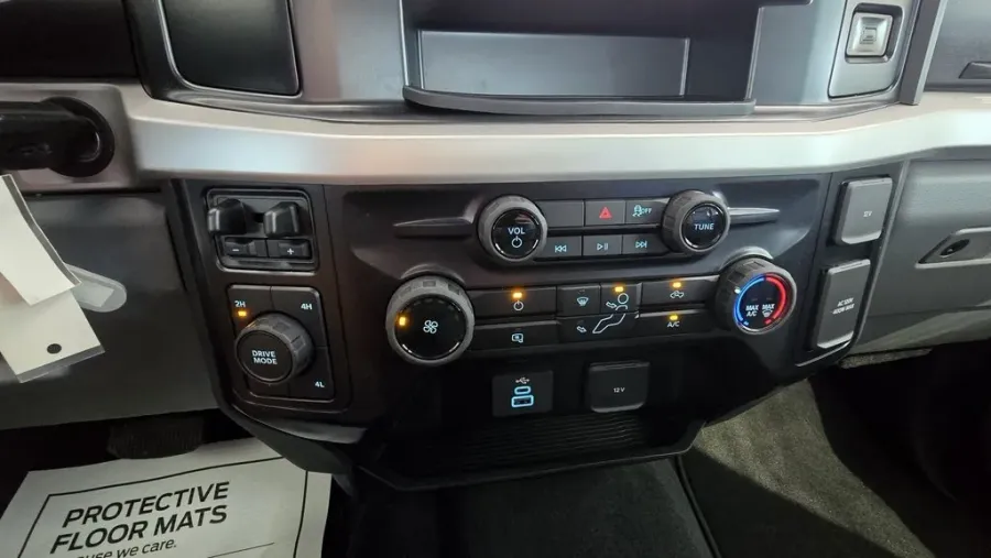 2025 Ford Super Duty F-250 | Photo 19 of 26