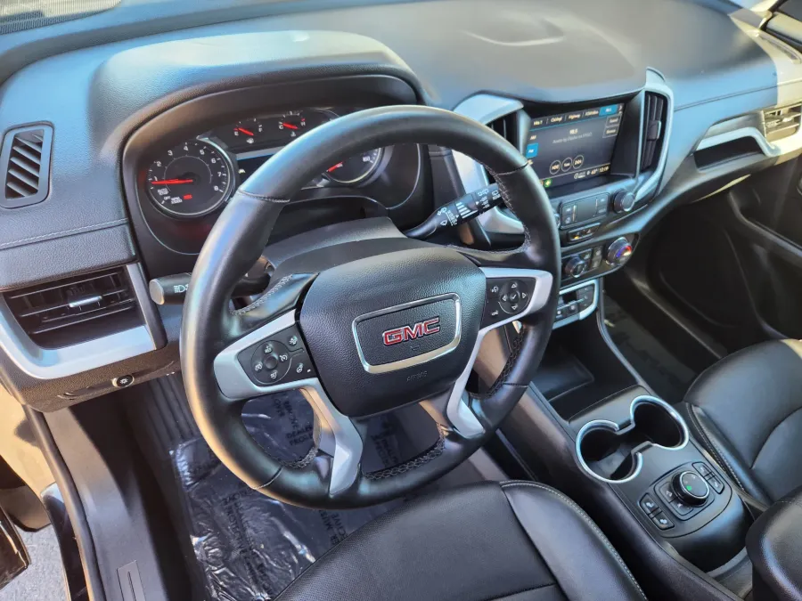 2024 GMC Terrain SLT | Photo 7 of 28