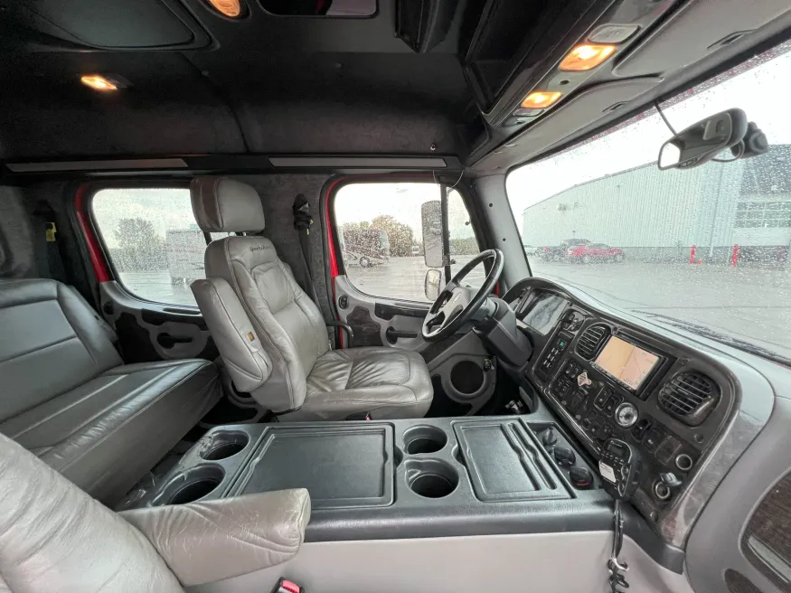 2007 Freightliner M2 106 | Photo 26 of 40