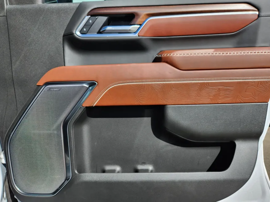 2025 GMC Sierra 3500HD Denali Ultimate | Photo 16 of 29