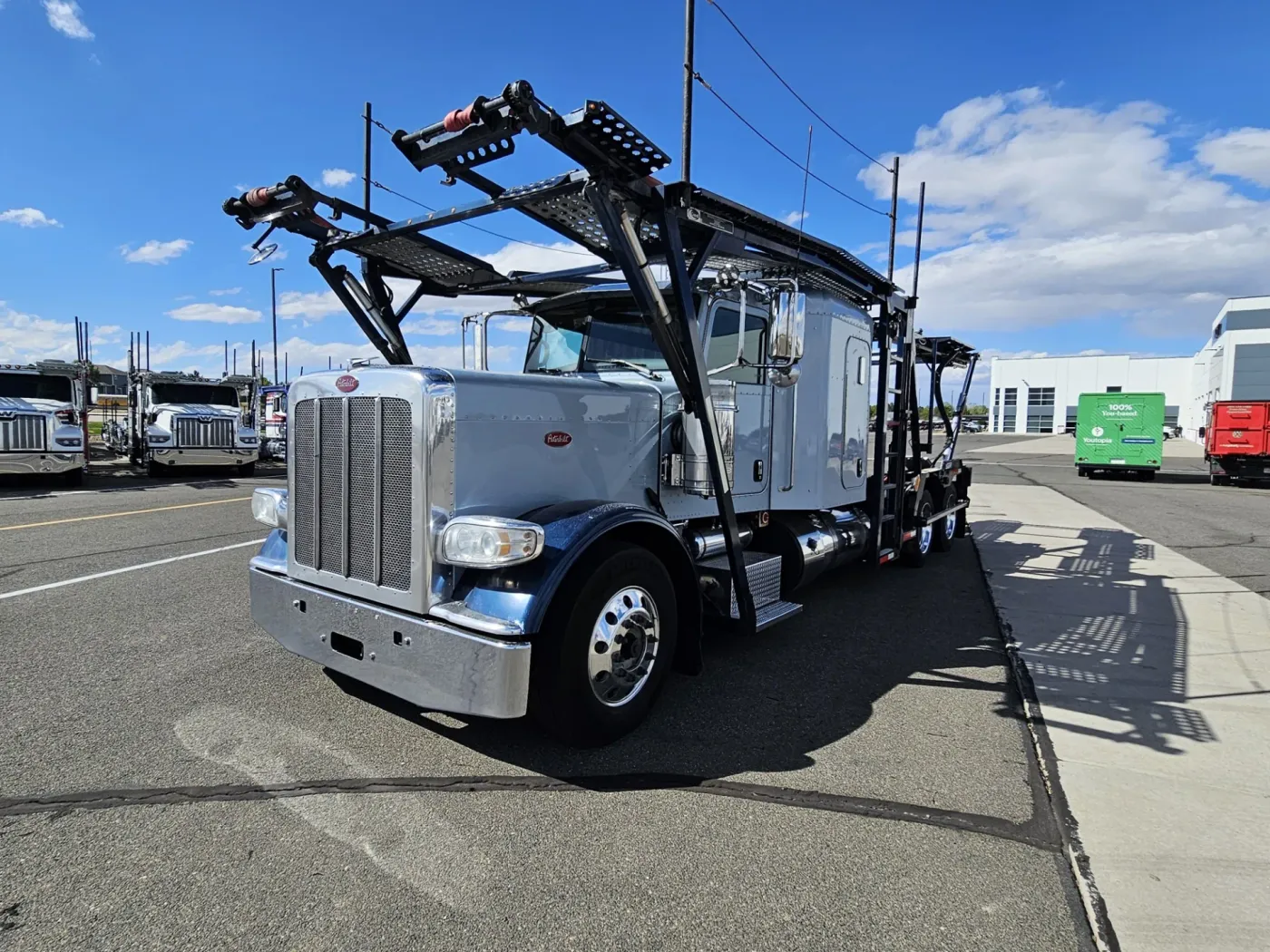 2017 Peterbilt 389 | Photo 2 of 26
