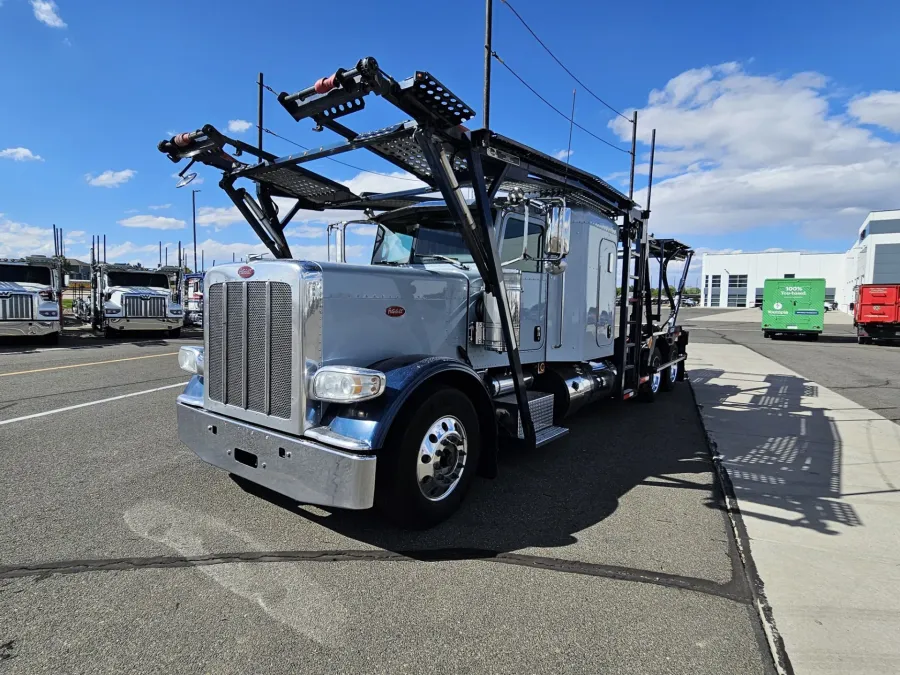 2017 Peterbilt 389 | Photo 2 of 26